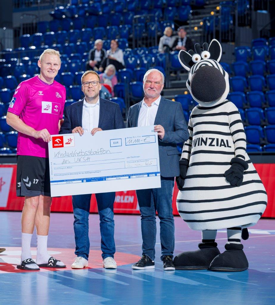 THW Kiel_Patrick Wiencek_Scheckübergabe zur Spielerpatenschaft zugunsten des UKSH_Web.jpg